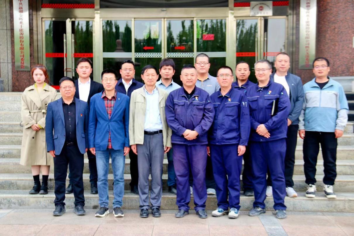 郭江峰副校长和能源化工工程学院教师代表一行前往新疆金辉兆丰股份有限公司洽谈产学研合作