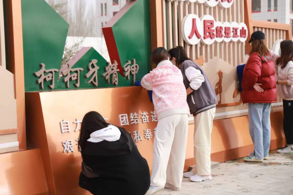 传承红色基因，践行雷锋精神——经管学子在路上！