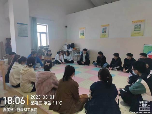 会议室里的人们      描述已自动生成