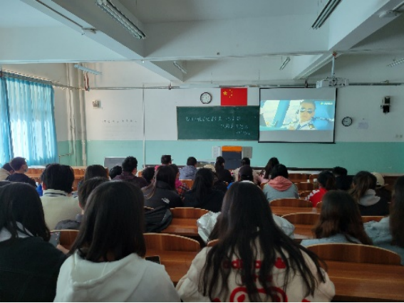 信息工程学院学生第一党支部开展 “重温《中国机长》，领悟‘三个敬畏’”主题党日活动
