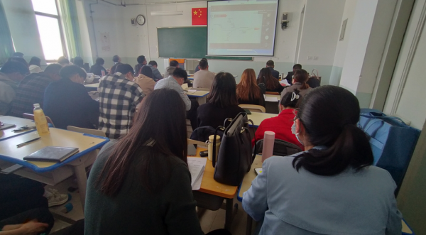 人文社会科学学院全体教师参加一流课程‘金课’的申报与教学实践”专题培训