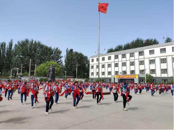 经济贸易与管理学院师生学习参观乌什县依麻木乡民族团结教育基地
